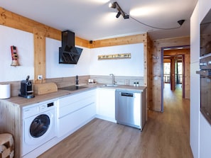 Kylskåp, mikrovågsugn, ugn och diskmaskin