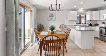 Beautiful 3BR Home - 2 King Beds, Fenced Yard, Shuffleboard, Grill, 2 Car garage