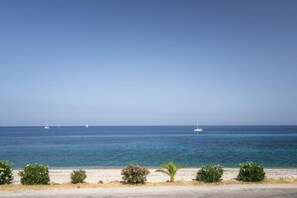 På stranden