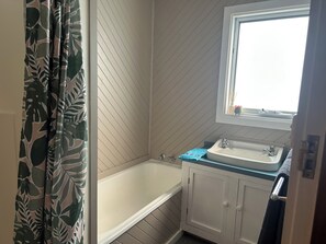Sèche-cheveux, serviettes fournies, savon, papier toilette