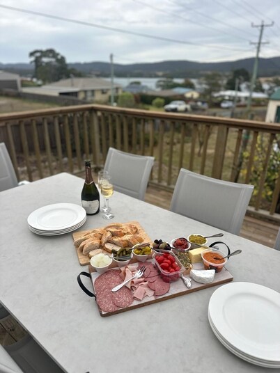 Cosy Coastal Cottage close to Maria Island Ferry - deck overlooking Spring Bay