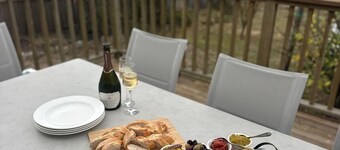 Cosy Coastal Cottage close to Maria Island Ferry - deck overlooking Spring Bay