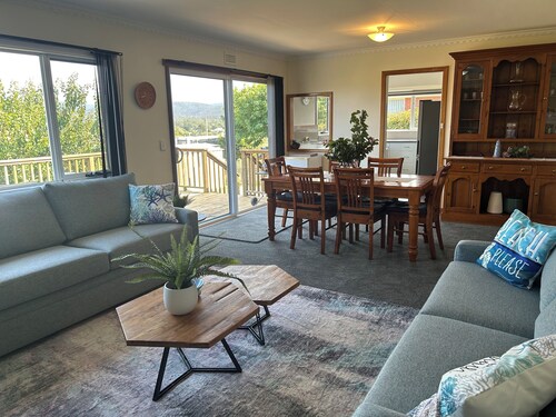 Cosy Coastal Cottage close to Maria Island Ferry - deck overlooking Spring Bay