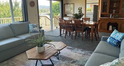 Cosy Coastal Cottage close to Maria Island Ferry - deck overlooking Spring Bay