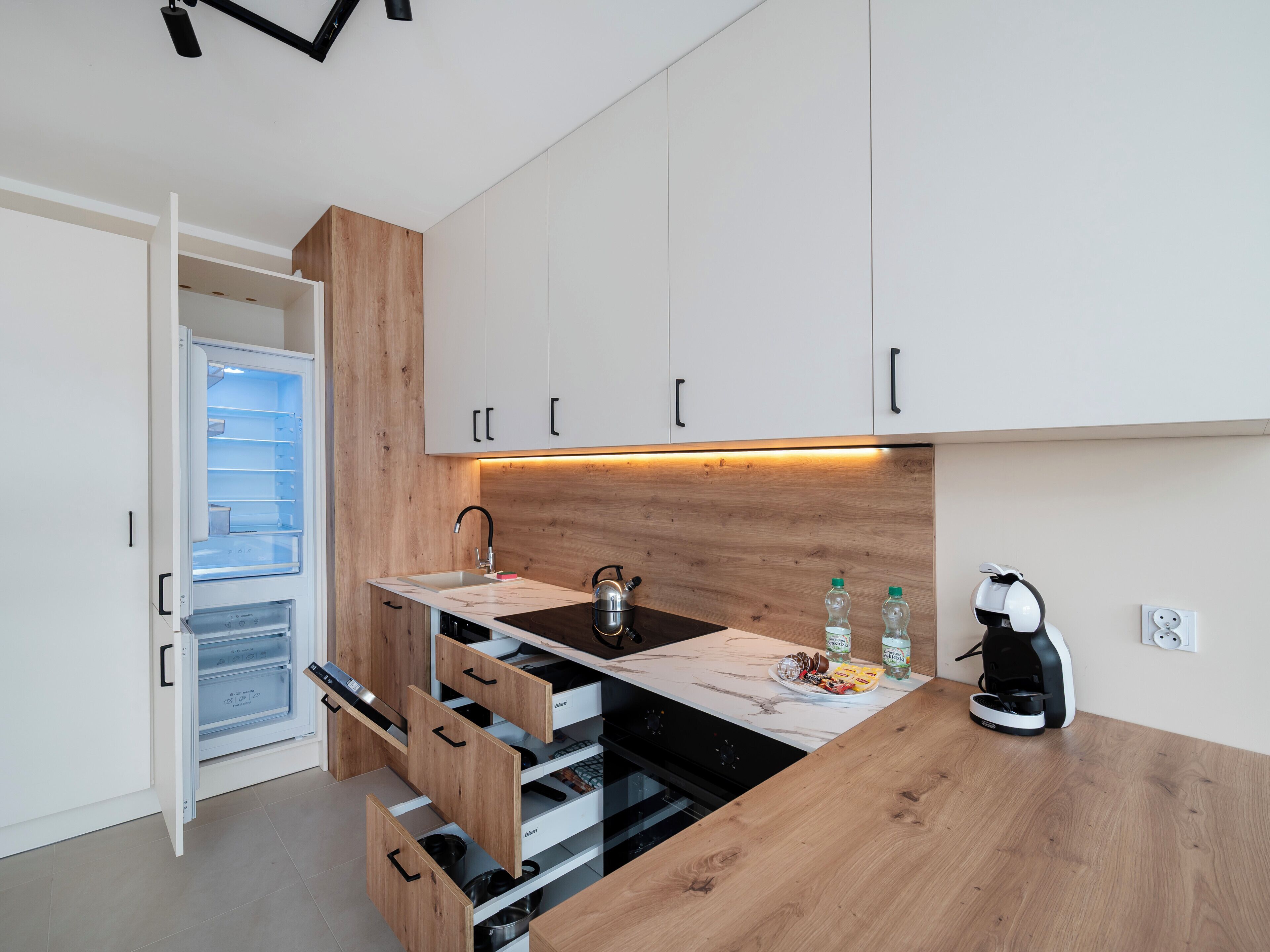 Fridge, oven, stovetop, dishwasher