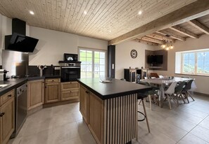 Réfrigérateur, micro-ondes, plaque de cuisson, lave-vaisselle