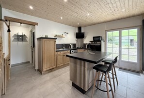 Frigorífico, microondas, placa de cocina y lavavajillas