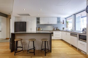 Geladeira, micro-ondas, fogão, cooktop
