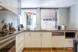 Kühlschrank, Mikrowelle, Ofen, Herdplatte