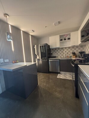 Mikrowelle, Ofen, Wasserkocher mit Kaffee-/Teezubehör