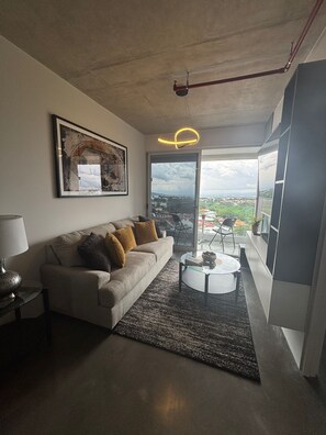 Smart-TV, Tischfußball, Bücher