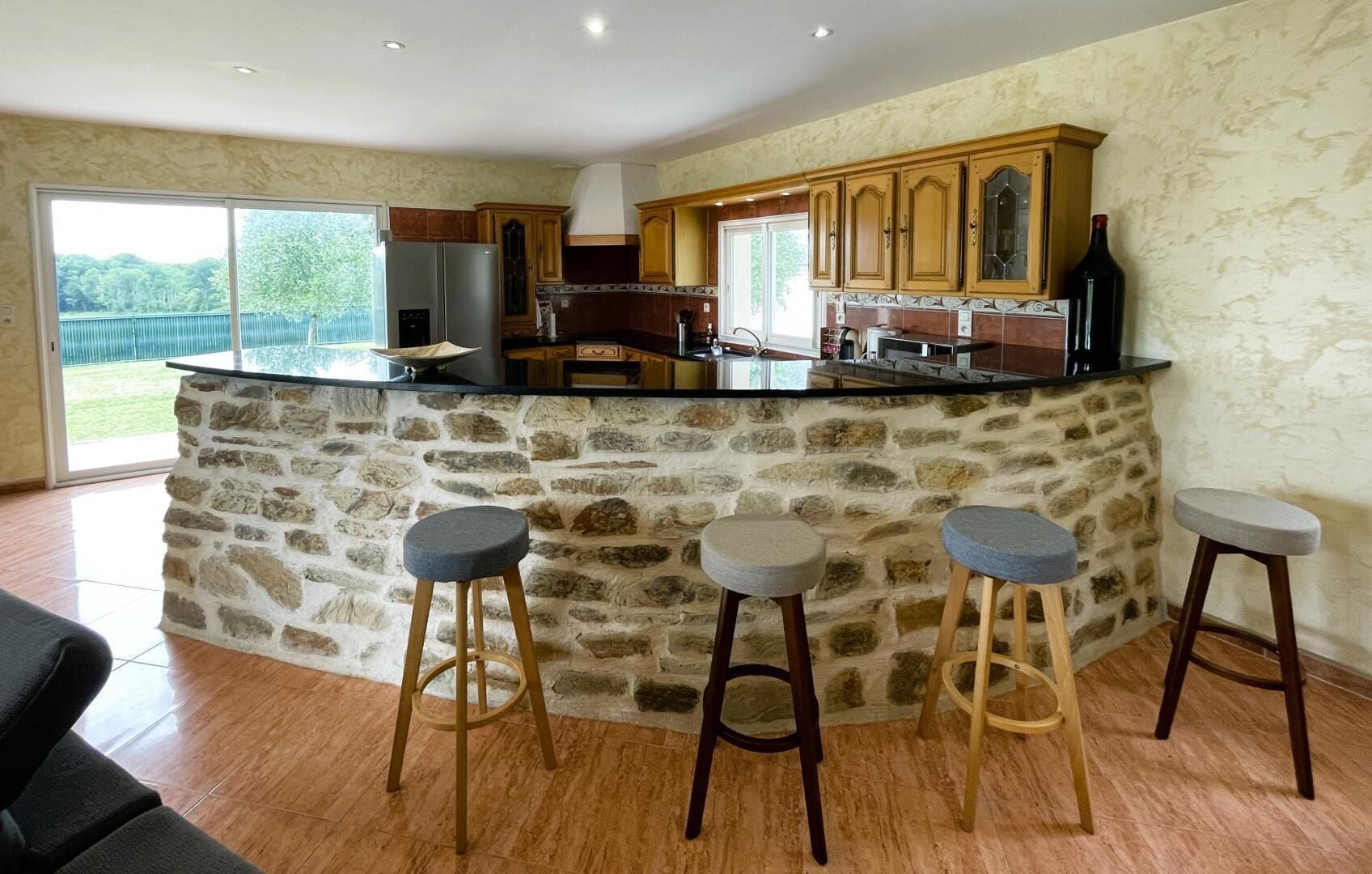 ثلاجة، ميكروويف، غسالة أطباق