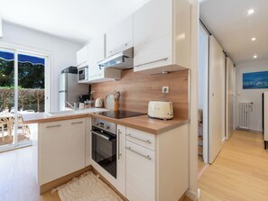 Fridge, microwave, oven, coffee/tea maker