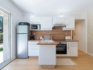 Kylskåp, mikrovågsugn, ugn och kaffe- och tebryggare