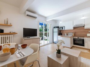 Fridge, microwave, oven, coffee/tea maker