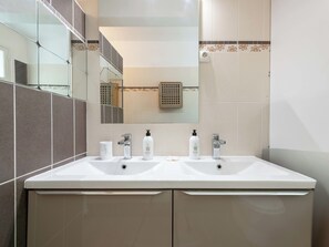 Douche, sèche-cheveux, serviettes fournies