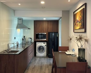 Deluxe Apartment, Balcony, City View | Private kitchen | Stovetop, cookware/dishes/utensils