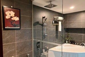 Appartement Deluxe, balcon, vue ville | Salle de bain