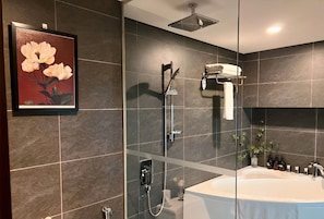 Appartement Deluxe, balcon, vue ville | Salle de bain