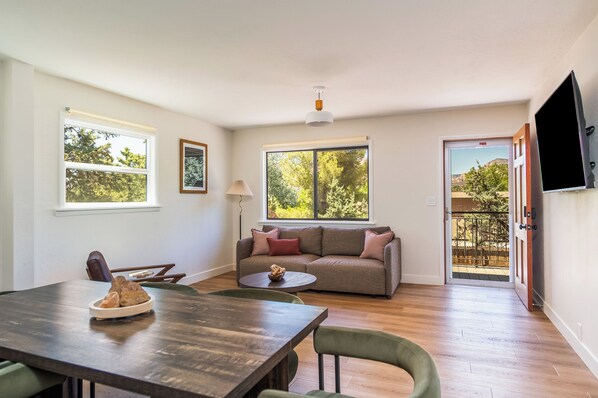 Smart TV, computer monitors