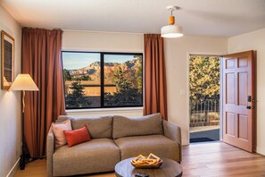 Smart TV, computer monitors - Sunsets Around the Fire Pit. Views from Deck. Red Light Therapy Wellness Space. (Sedona)