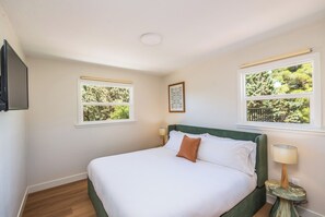 2 bedrooms, desk, iron/ironing board, free WiFi - Sunsets Around the Fire Pit. Views from Deck. Red Light Therapy Wellness Space. (Sedona)