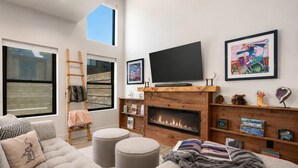 Smart TV, fireplace - Stone Peak Lodge w/ air conditioning (Driggs)