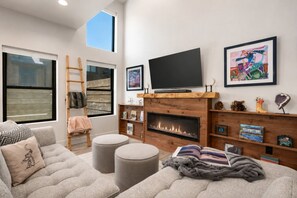 Smart-TV og peis