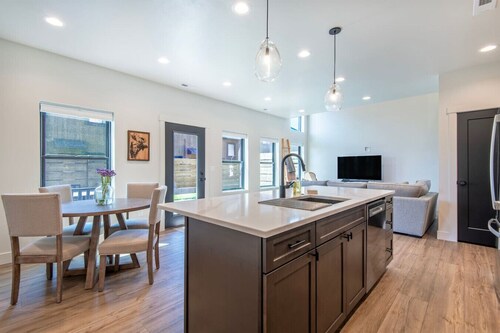 Stone Peak Lodge w/ air conditioning