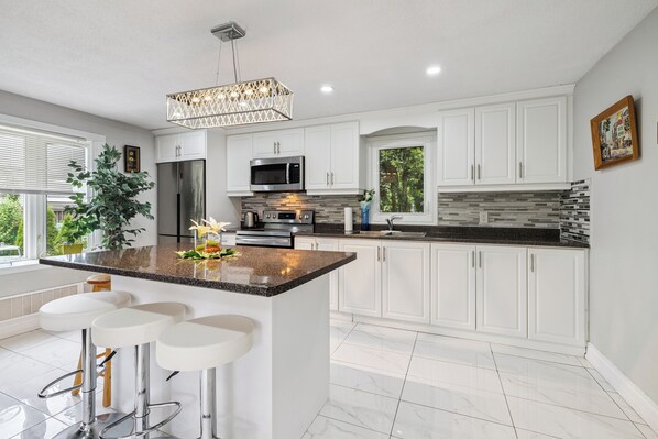 Kühlschrank, Mikrowelle, Wasserkocher mit Kaffee-/Teezubehör