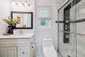 Suihku, hiustenkuivaaja, pyyhkeet, saippua