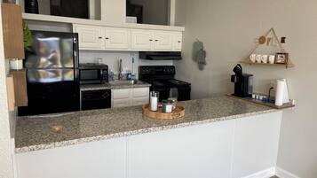 Microondas, horno, parrilla de estufa y lavavajillas