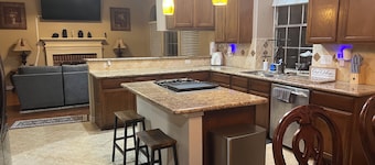 Family Retreat in Houston, Pool & Spa Sleeps 15 Oasis, Relax & Reconnect Style