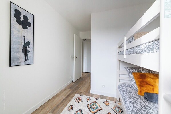 2 bedrooms, internet, bed sheets
