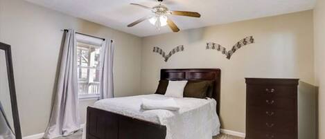 3 bedrooms, desk, iron/ironing board, free WiFi