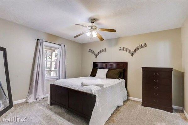 3 chambres, fer et planche à repasser, Wi-Fi gratuit, draps fournis