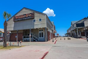 A building with a sign reading 'Willie's Seafood & Steakhouse.' - Restored Historic Loft - 3 Mins to the Beach (Galveston)