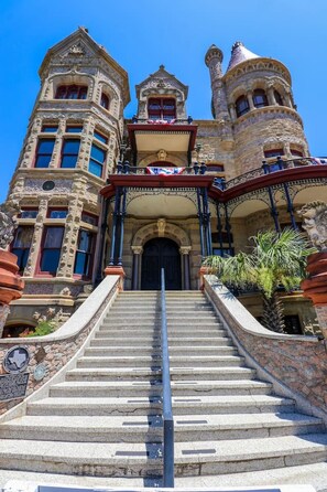 Apartment | 1 bedroom - Restored Historic Loft - 3 Mins to the Beach (Galveston)