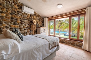 Chalet | Egyptian cotton sheets, premium bedding, memory foam beds, in-room safe - Turtle Seaview   (Santa Maria Colotepec)