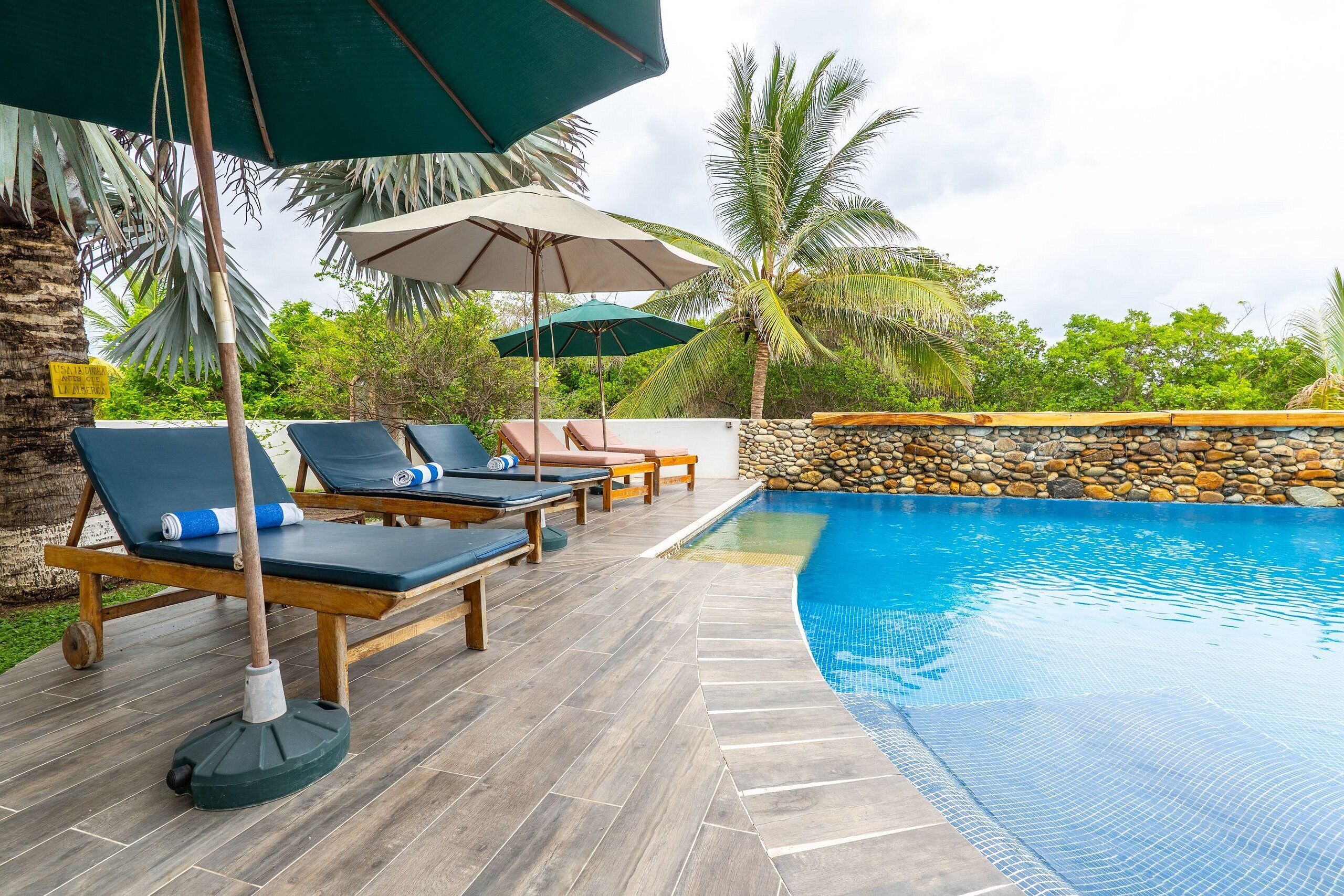 Hồ bơi ngoài trời, dù/ô trên bãi biển/hồ bơi, ghế dài tắm nắng 