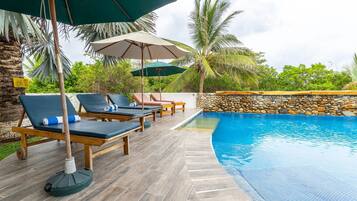 Hồ bơi ngoài trời, dù/ô trên bãi biển/hồ bơi, ghế dài tắm nắng