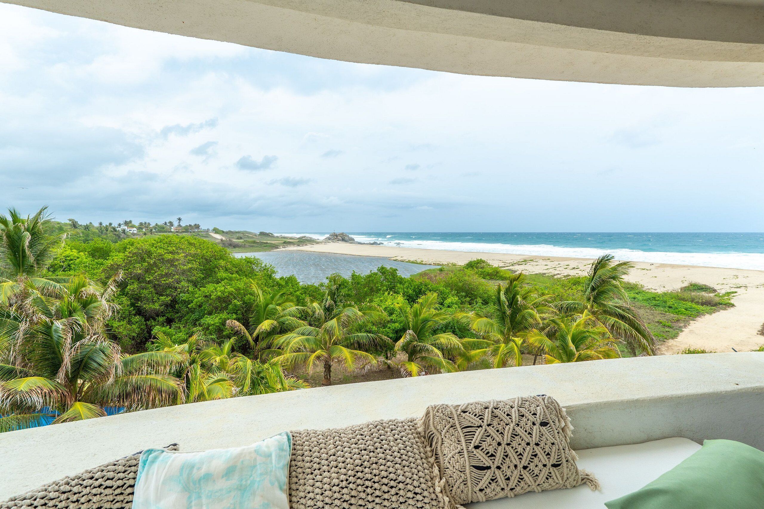 Chalet | Playa | En la playa, camastros y sombrillas 