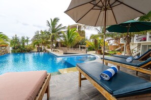 Ulkouima-allas, aurinkovarjoja, aurinkotuoleja