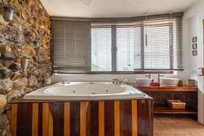 Chalet | Bathroom | Shower, hair dryer, towels, soap