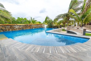 Outdoor pool, pool umbrellas, sun loungers - Turtle Seaview   (Santa Maria Colotepec)