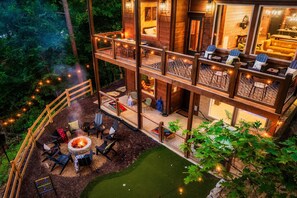 Outdoor dining - Cozy Mtn| BBQ+MiniGolf+Pool+GmRoom+Theater+Firepit (Sevierville)
