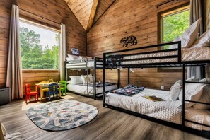 6 bedrooms, desk, iron/ironing board, travel crib - Cozy Mtn| BBQ+MiniGolf+Pool+GmRoom+Theater+Firepit (Sevierville)