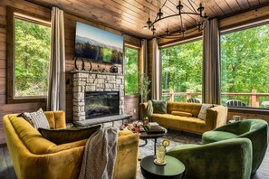 TV connectée, cheminée, jeux vidéo, baby-foot