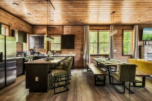 Dining - Cozy Mtn| BBQ+MiniGolf+Pool+GmRoom+Firepit+Theater (Sevierville)