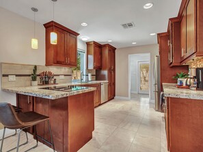 Fridge, microwave, oven, stovetop - The Scottsdale Playhouse | Pool & Putt Putt Course in OldTown (Scottsdale)